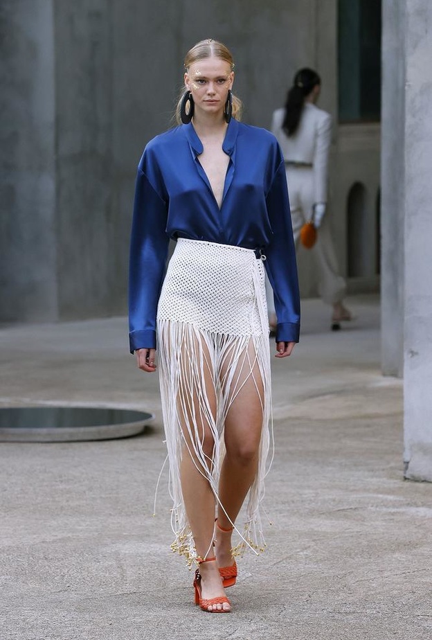 تصاميم بقماش الستان 2022 بأسلوب القميص من Alvaro Calafat