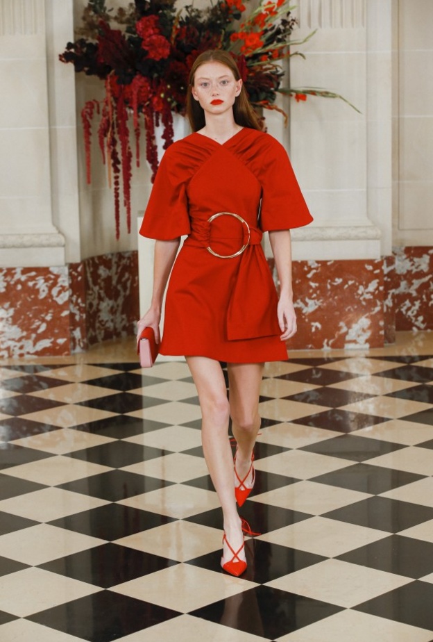 موديلات فساتين واسعة باللون الأحمر لإطلالات مبهرة ربيع 2022