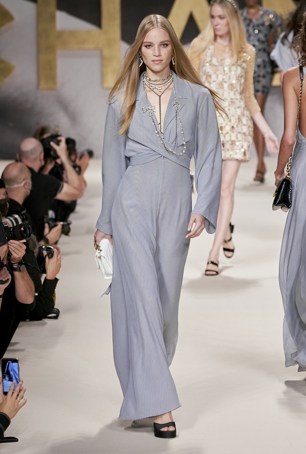 تصاميم ربيع وصيف 2022 جمبسوت مميّز من CHANEL