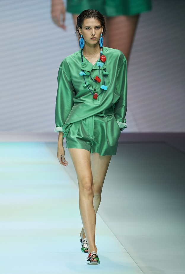 أفكار تنسيق الشورت القصير بأسلوب عصري من Emporio Armani