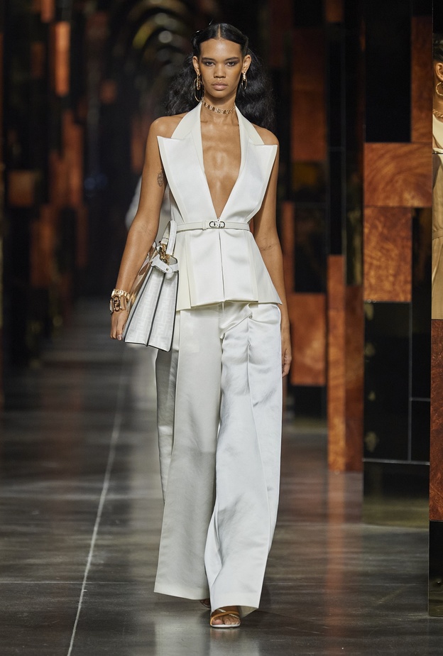 طرق تنسيق السروال الأبيض بأسلوب مميّز من Fendi