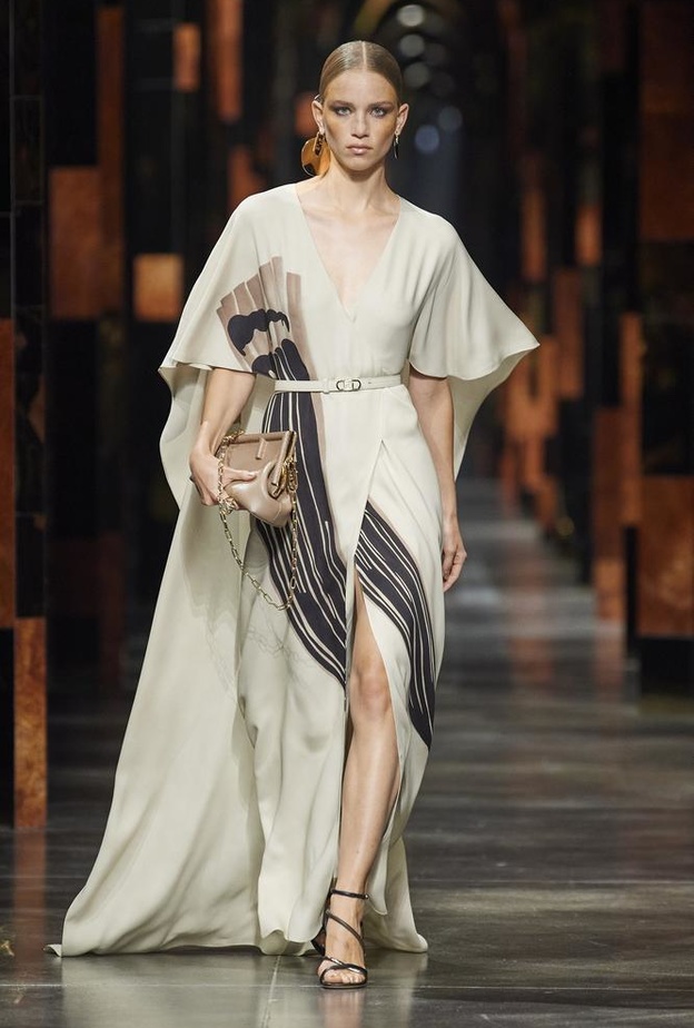 أبرز تصاميم الملابس الفضفاضة لتفادي حرارة صيف 2022