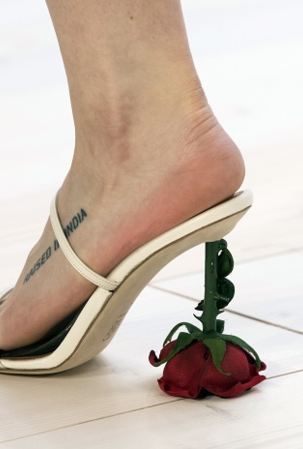 موديلات أحذية ربيع وصيف 2022 بتصميم غريب من Loewe