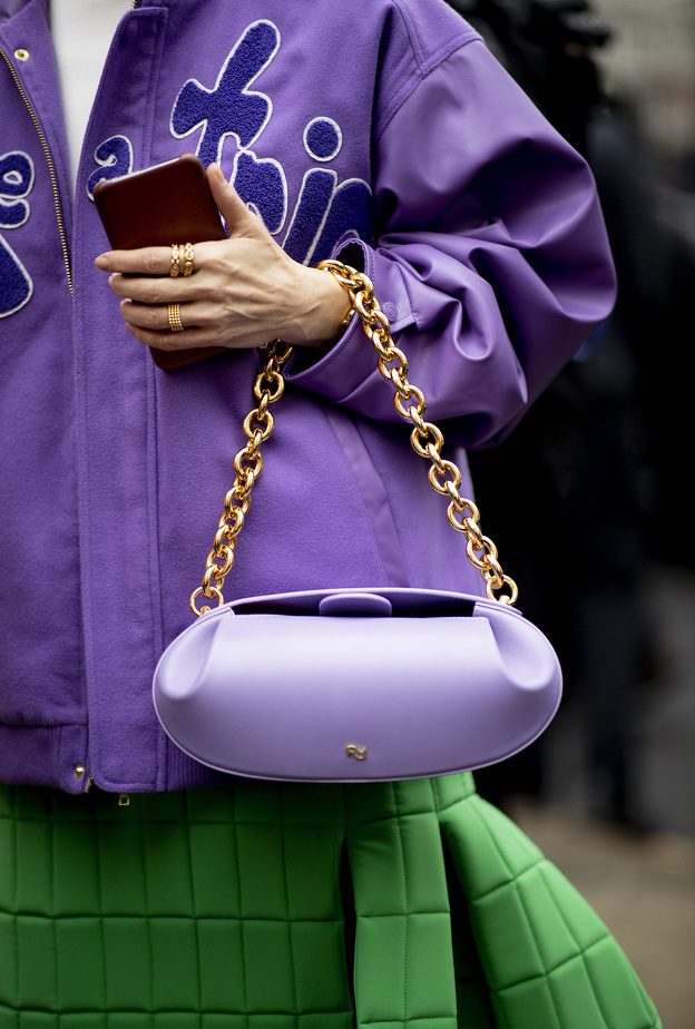 أحدث موديلات حقائب وأكسسوارات شبابية برزت في شوارع لندن للموضة 2022