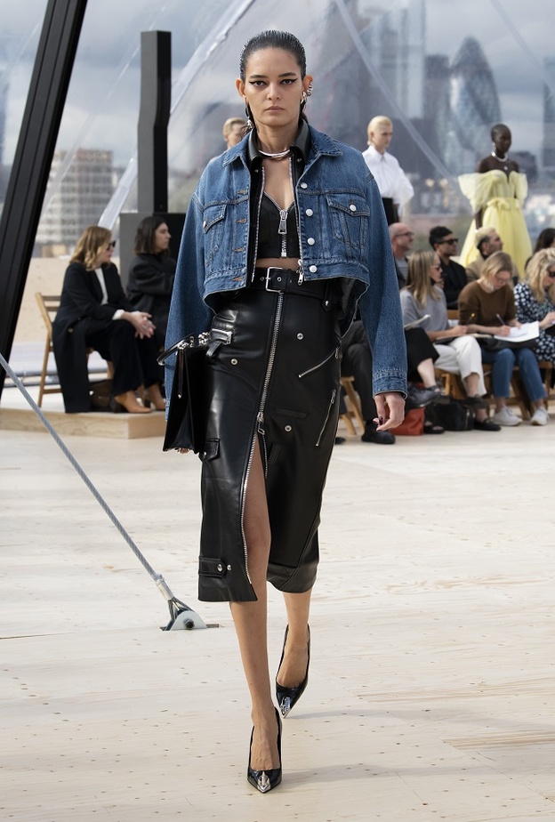 أفكار تنسيق الجاكيت الدنيم بأسلوب عصري من Alexander McQueen