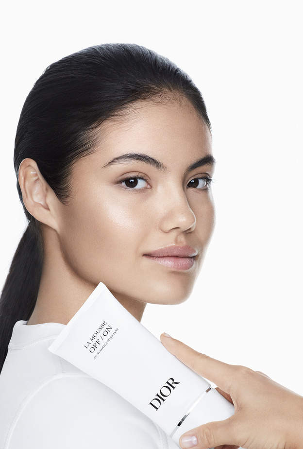 Emma Raducanu سفيرة Dior، الوجه الجديد  لمجموعة مستحضرات إزالة الماكياج بزنبق الماء المنقي