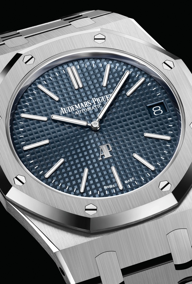 ساعة رويال أوك "جمبو" إكسترا – ثين تنبضُ بِطاقةٍ جديدة