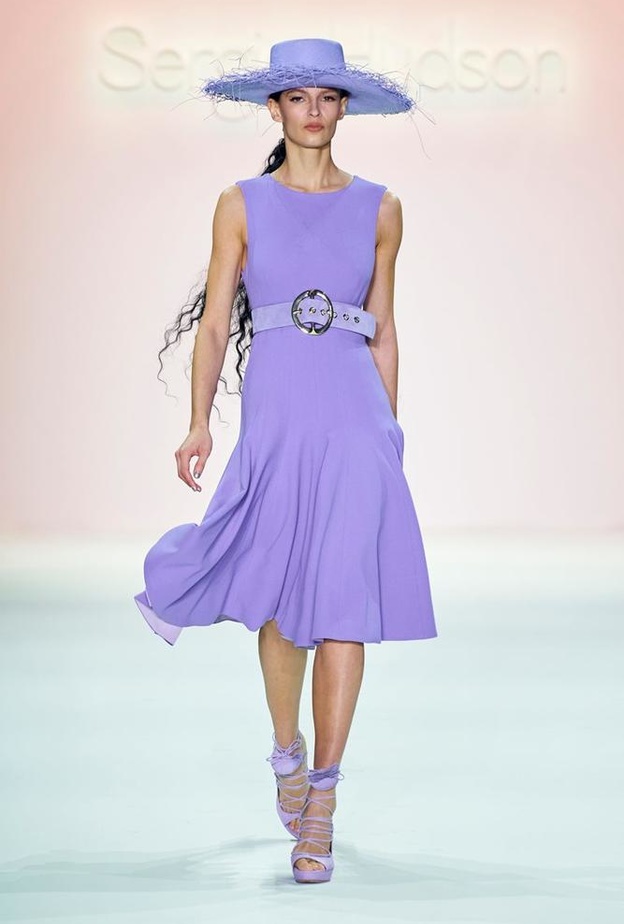 ألوان Pantone لخريف 2022 حاضرة في أسبوع الموضة في نيويورك