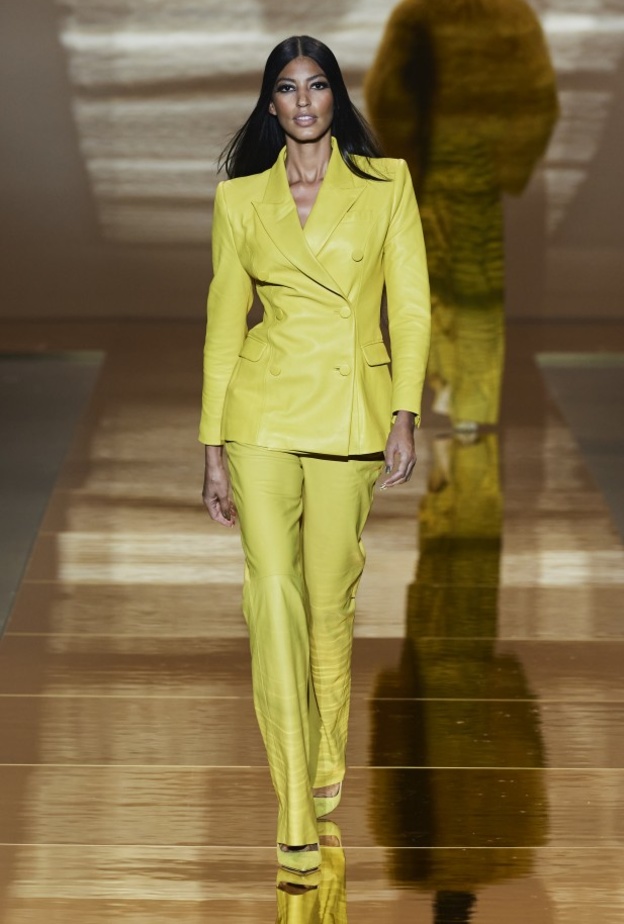 موديلات بدلات نسائية باللون الأصفر لربيع 2022