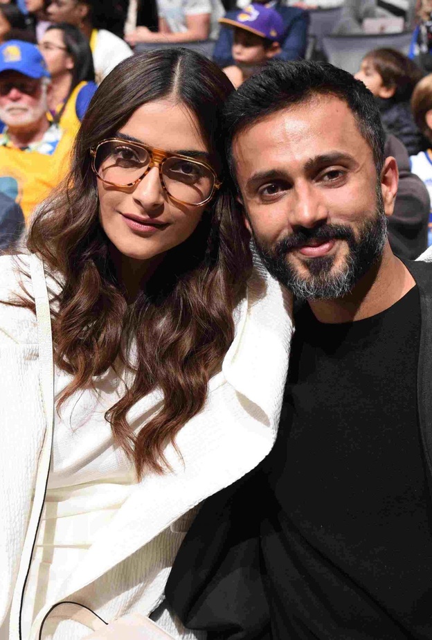 زوج سونام كابور متهم بالاحتيال الضريبي