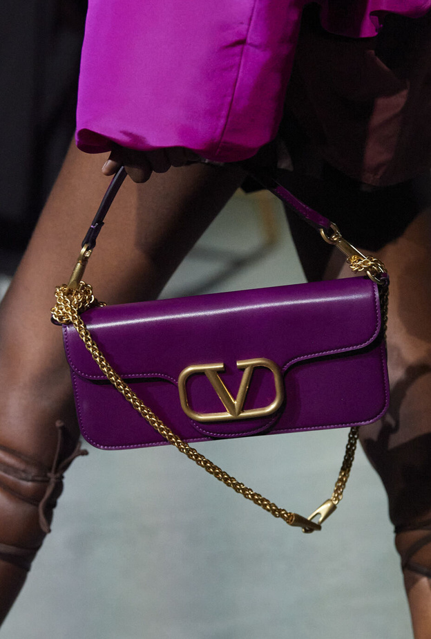 أجمل صيحات الحقائب البارزة مع اللوغو لإطلالة راقية في ربيع 2022