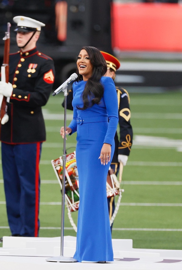 إطلالات النجمات في مباراة سوبر بول