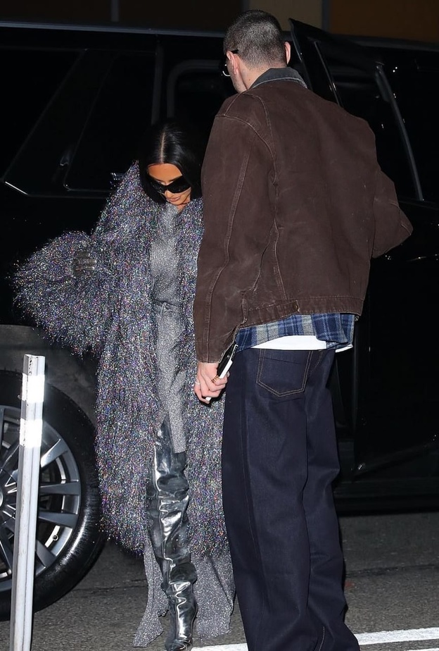 تعرفوا على سعر معطف كيم كارداشيان الذي تسبب في أزمة بينها وبين كاني ويست