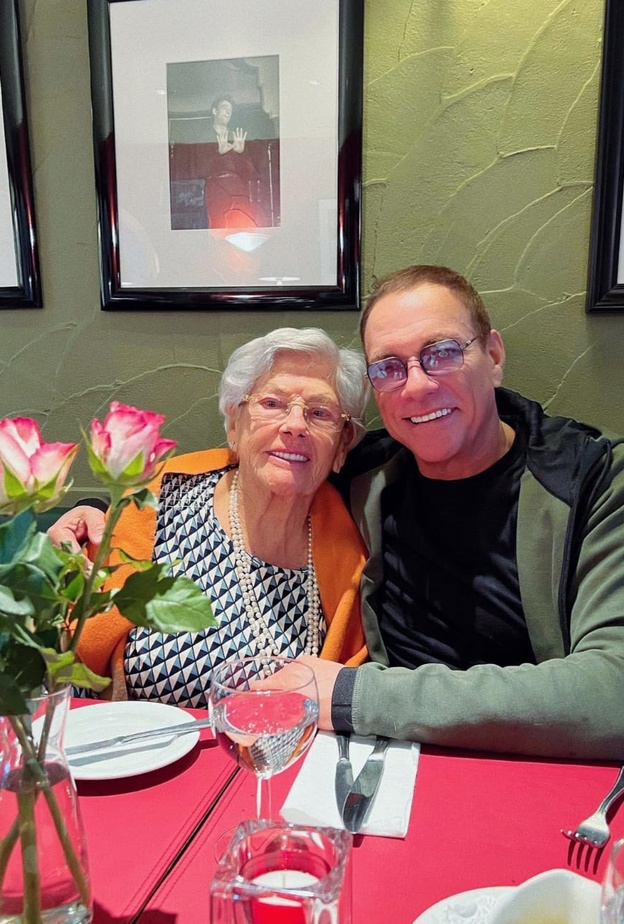 جان كلود فان دام يحتفل بعيد ميلاد والدته