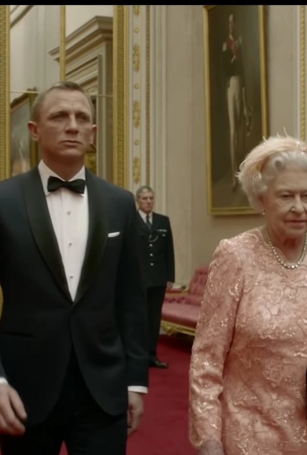 دانيال كريج يكشف الكواليس الكوميدية لمشهده الشهير مع الملكة إليزابيث الثانية