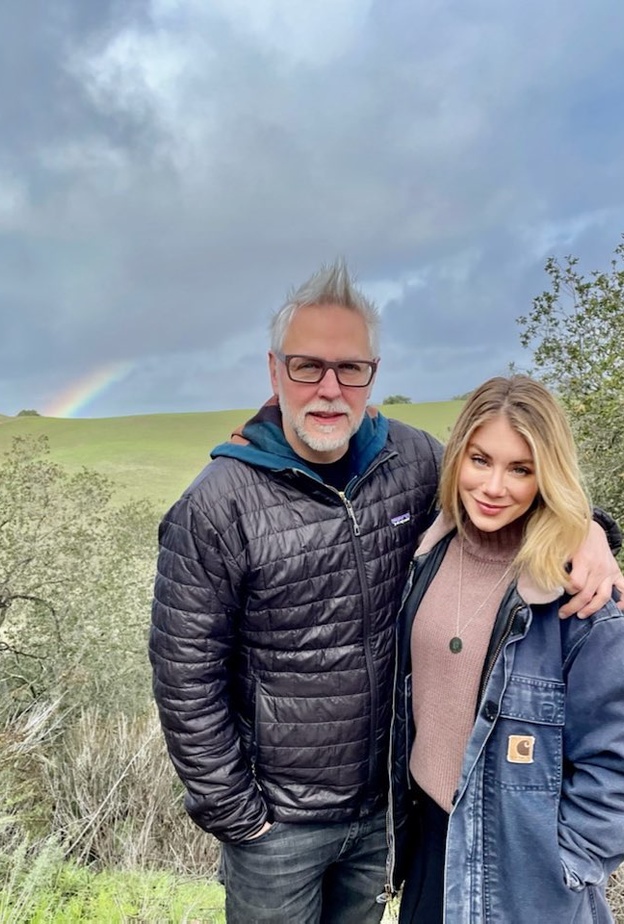 جيمس غان وجينيفر هولاند يعلنان خطبتهما رسميًا