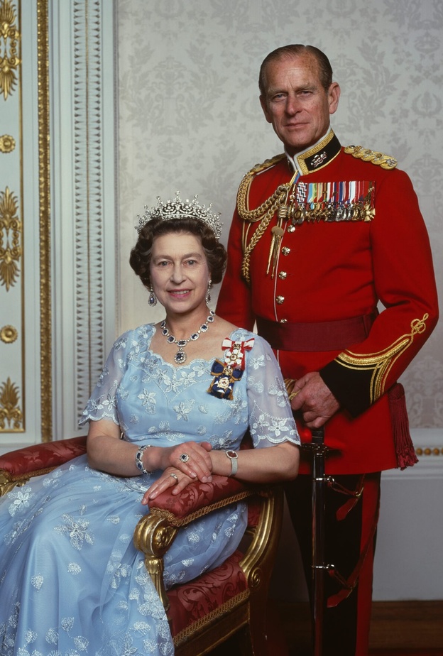 صورة قديمة للملكة إليزابيث والأمير فيليب
