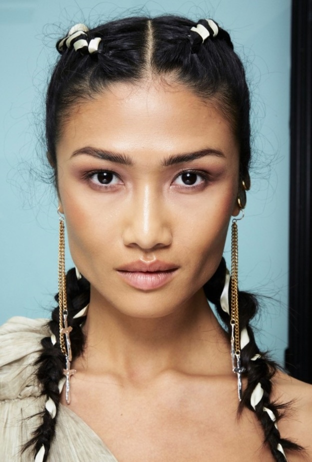 تسريحات شعر مبتكرة بالضفائر للشابات من منصات الأزياء