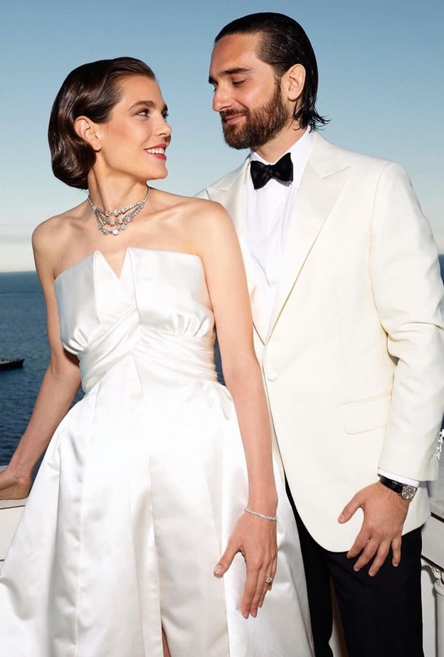 أبرز المجوهرات العائلية التي تزينت بها شارلوت كاسيراغي يوم زفافها