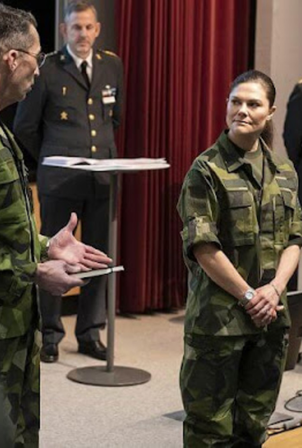  الأميرة فيكتوريا بالزي العسكري أثناء مشاركتها في تدريب جديد مع الجيش السويدي