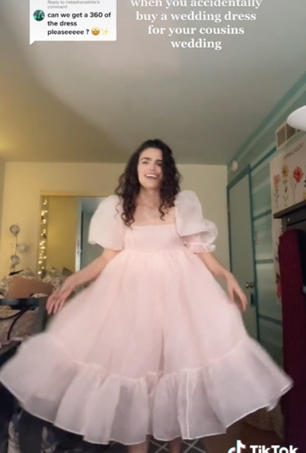 مدعوة تثير الجدل بسبب فستانها في حفل زفاف