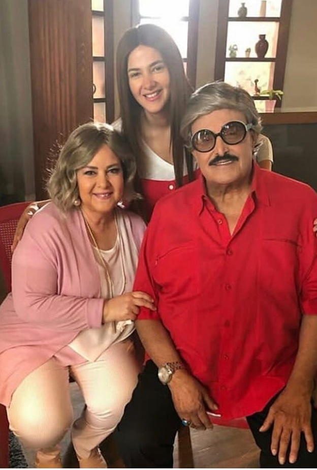 دنيا سمير غانم مع والديها 