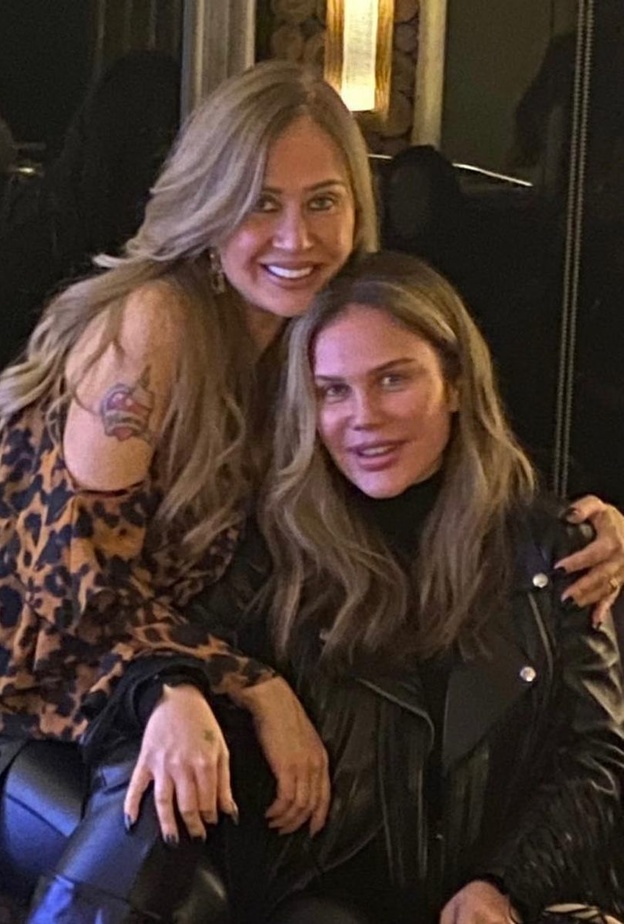 نيكول سابا وشقيقتها