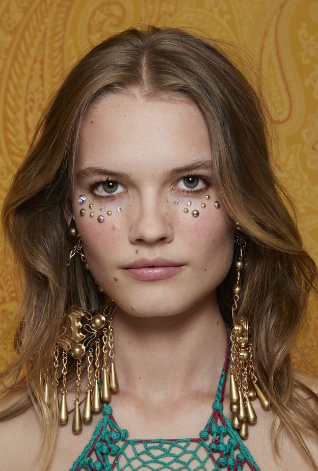 أحدث صيحات مكياج عيون غير مألوفة للمرأة الجريئة من منصات الأزياء