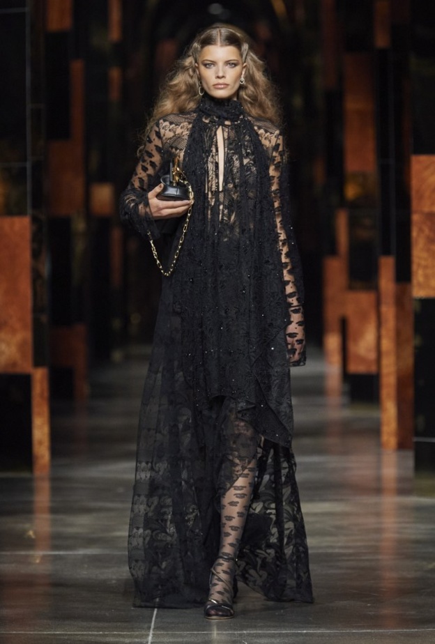 طرق تنسيق فساتين فاخرة باللون الأسود لسهرات يوم الحب 2022