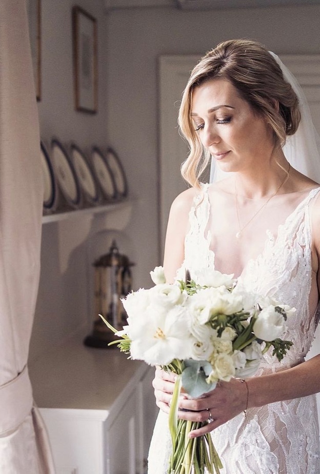 باقات زهور العرائس بمخاريط الصنوبر