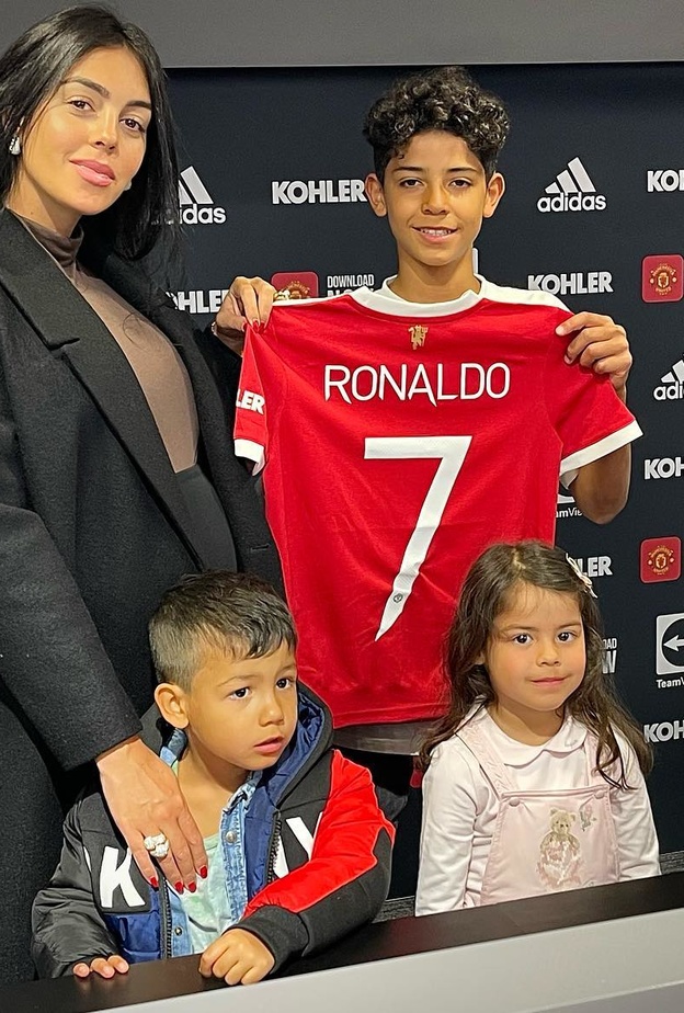  جورجينا رودريغيز تحتفل بانضمام نجل كريستيانو رونالدو لمانشستر يونايتد 