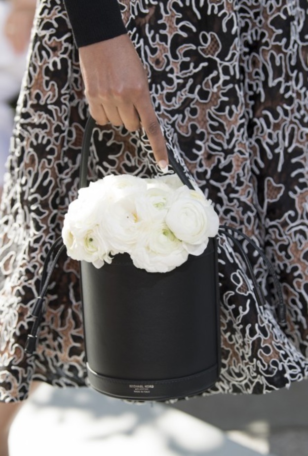 طرق تنسيق الحقائب البوكس مع الملابس الشتوية