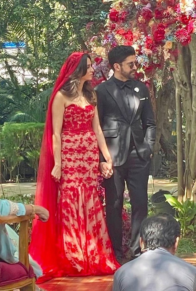 فرحان اختر يغني أغنية رومانسية لعروسه في حفل زفافهما