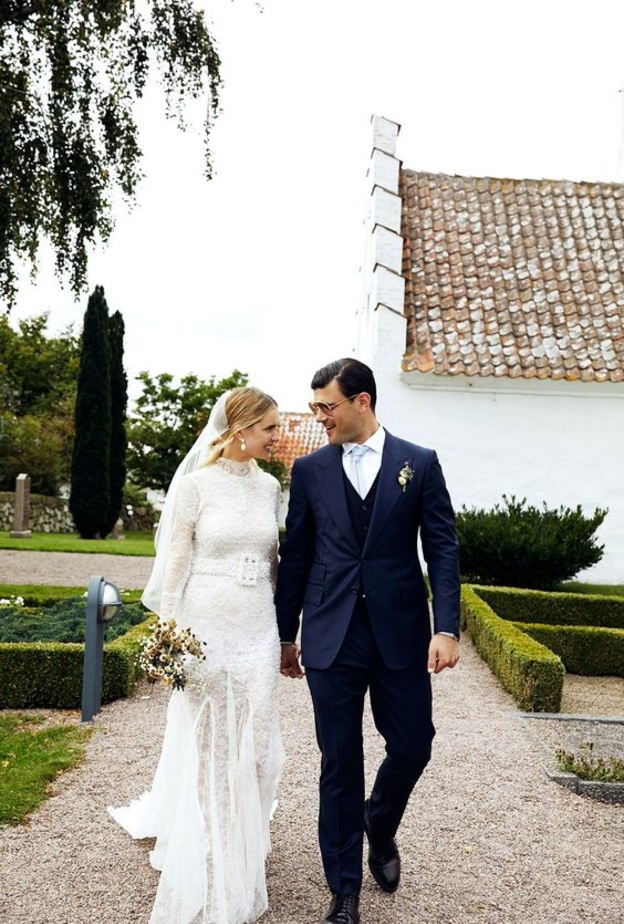 أفكار رائعة لفساتين الزفاف ذات الياقة الدائرية الضيقة