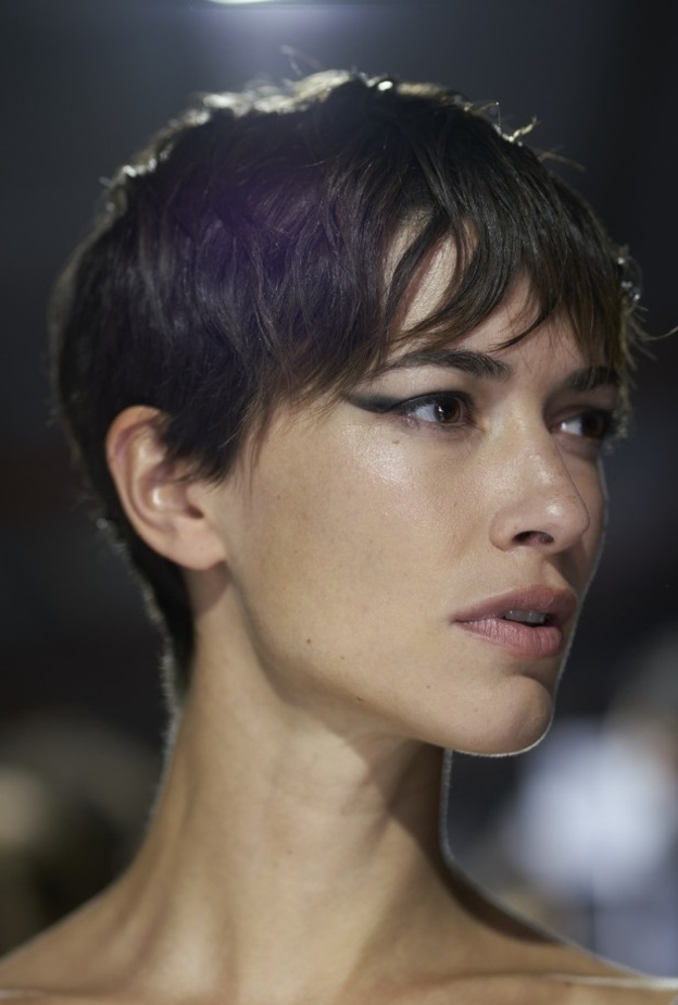 أحدث قصات شعر صبياني للمرأة العصرية الجريئة من منصات الأزياء 2022