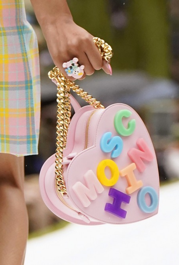 أجمل صيحات حقائب يد بارزة بأشكال القلوب في عيد الحب 2022