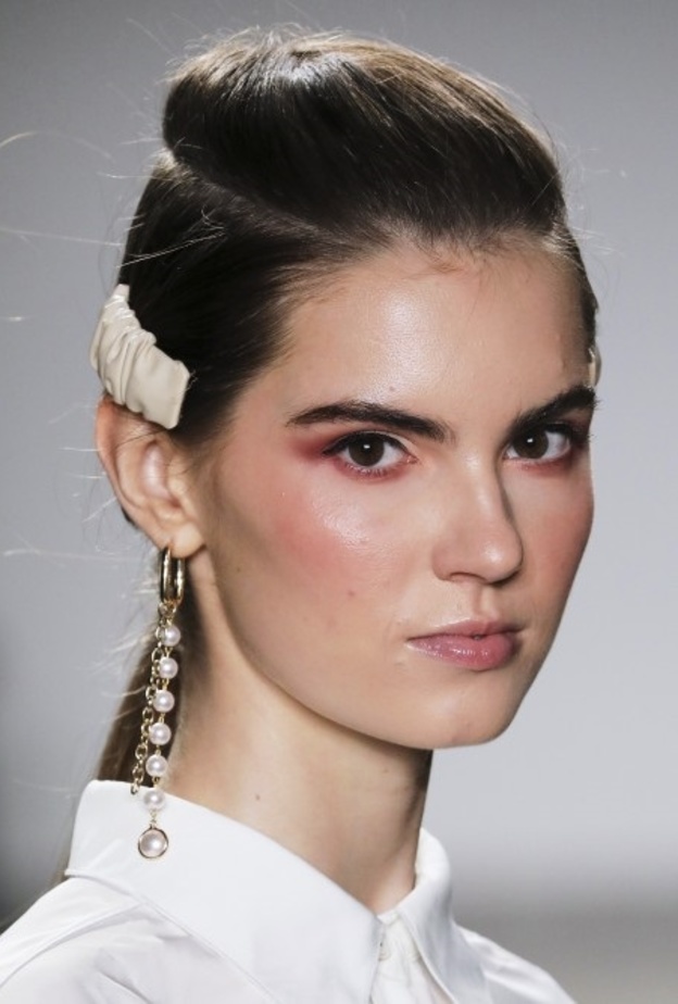 تسريحات شعر مميزة وأنيقة لـ عيد الحب من منصات الأزياء