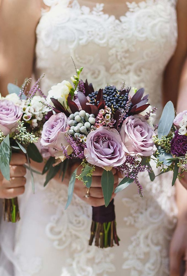 ديكور حفل زفاف مميز باللونين الارجواني والرمادي