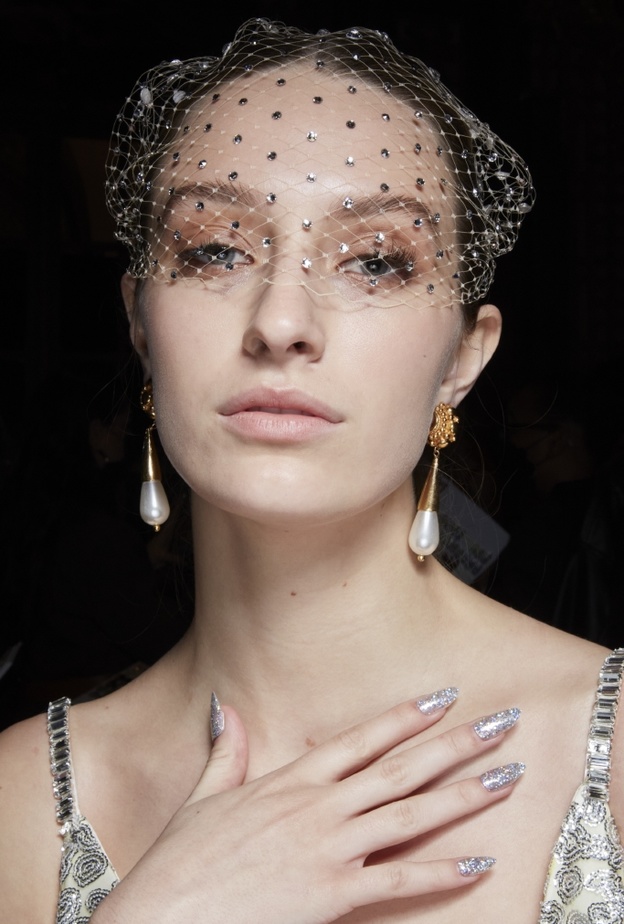 resized_اكسسوارات شعر عصرية مع الشبك المنسدل من دار Markarian