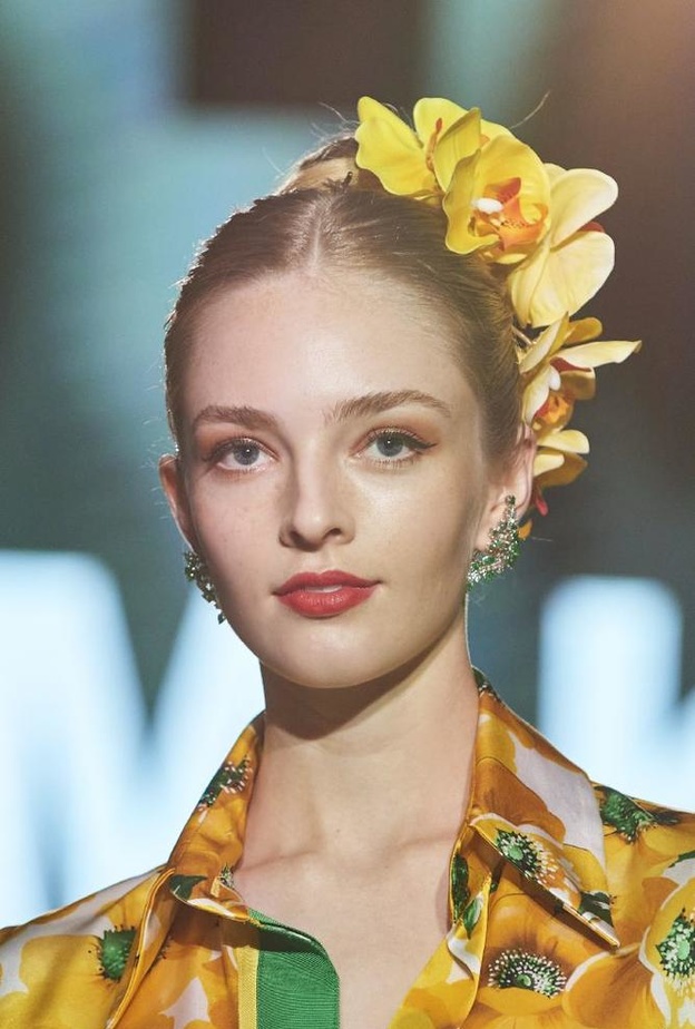 أكسسوارات شعر غير تقليدية لربيع 2022 من Fendi