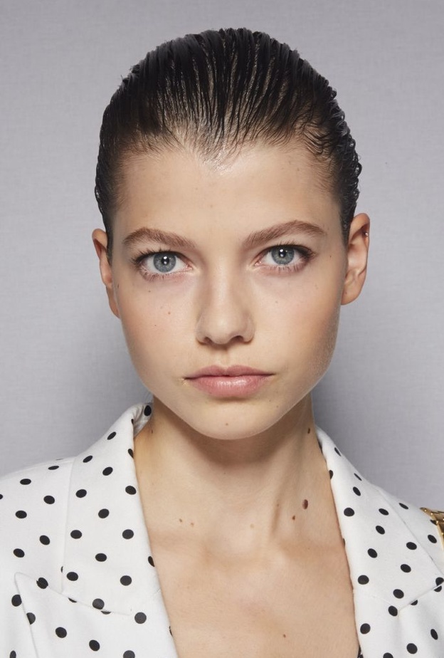 تسريحات شعر مبللة لإطلالة شبابية يوم الفالنتين