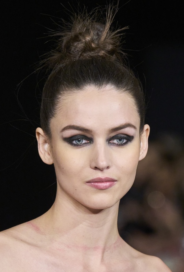 resized_تسريحات شعر مرفوعة مع الكعكة العالية من دار Aadnevik