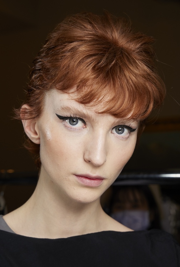 رسمات آيلاينر هندسية وجريئة أبرز صيحات عروض الموضة في لندن