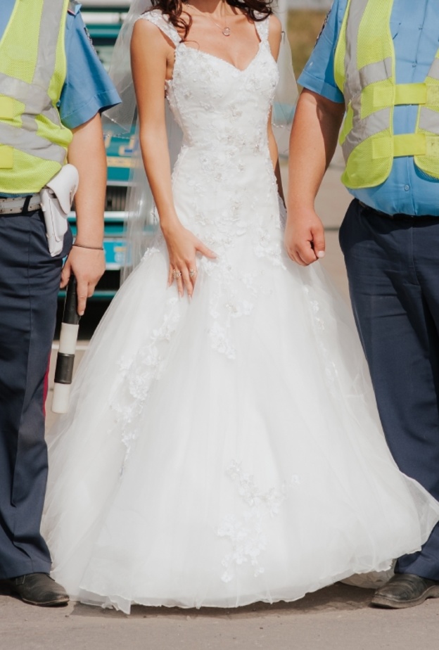 القبض على عروسين في حفل زفافهما