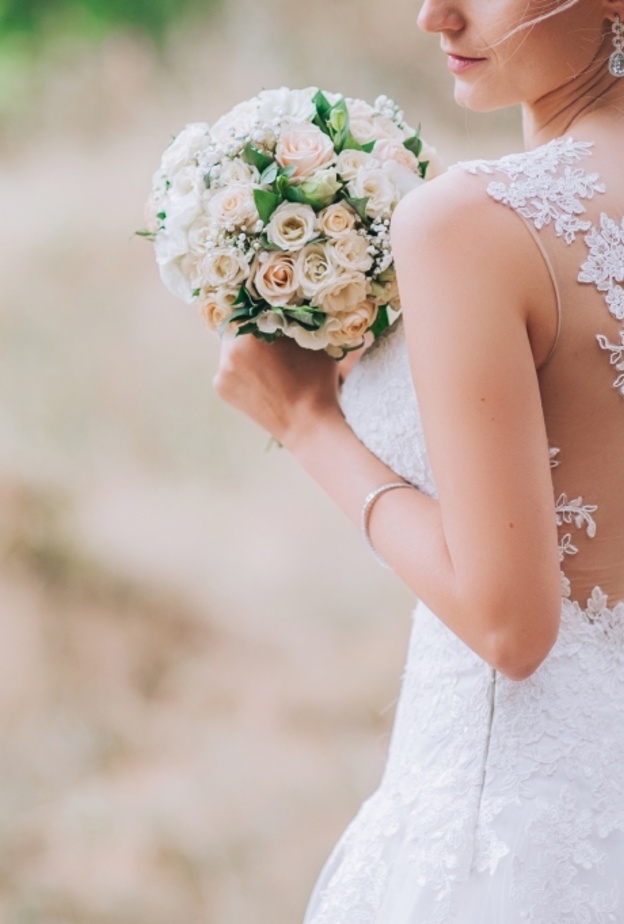 طريف لطفل صغير يسير على طرحة العروس