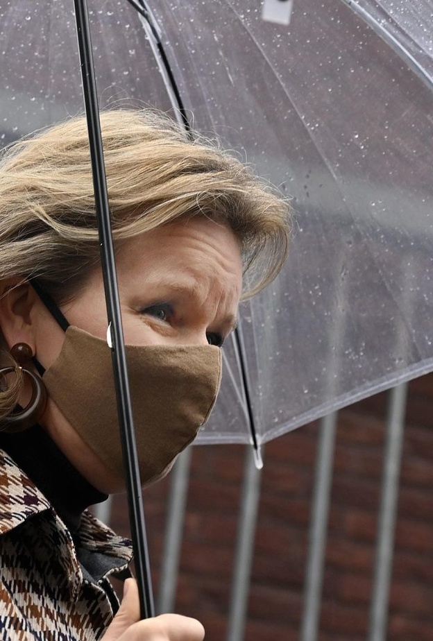 الملكة ماتيلد تزور خط المساعدة الفلمنكي 1712 في لوفين