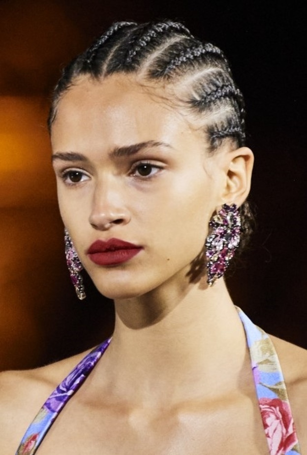 صيحات شعر مرصودة من منصات الأزياء وأهم المستحضرات اللازمة