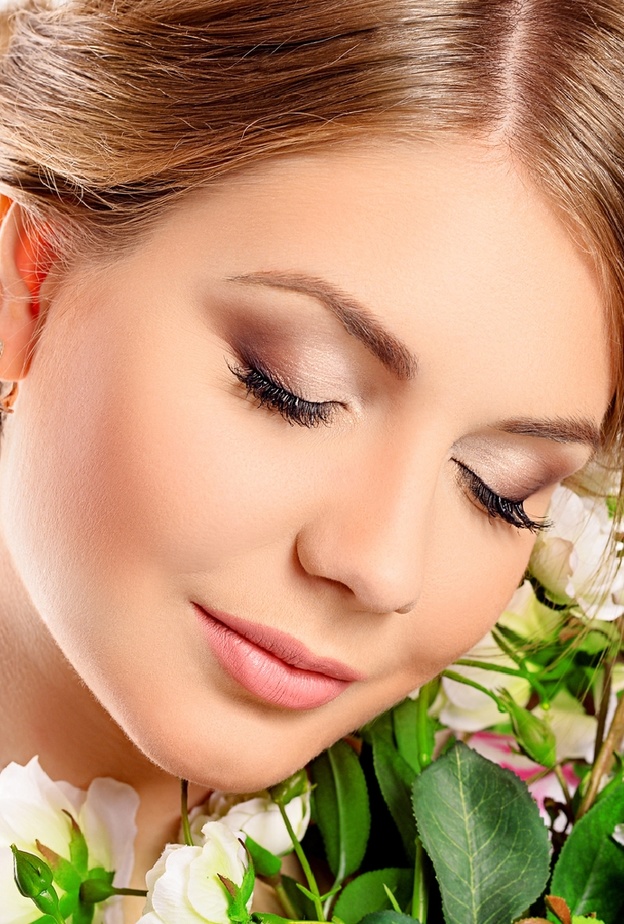 shutterstock_الوصفات الطبيعية تساعد في تطويل رموش العروس