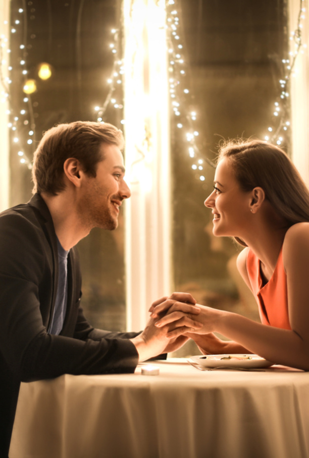 shutterstock_حضري عشاء رومانسي على ضوء الشموع ووسط الورود