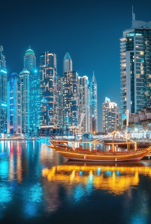 shutterstock_قارب الداو في دبي